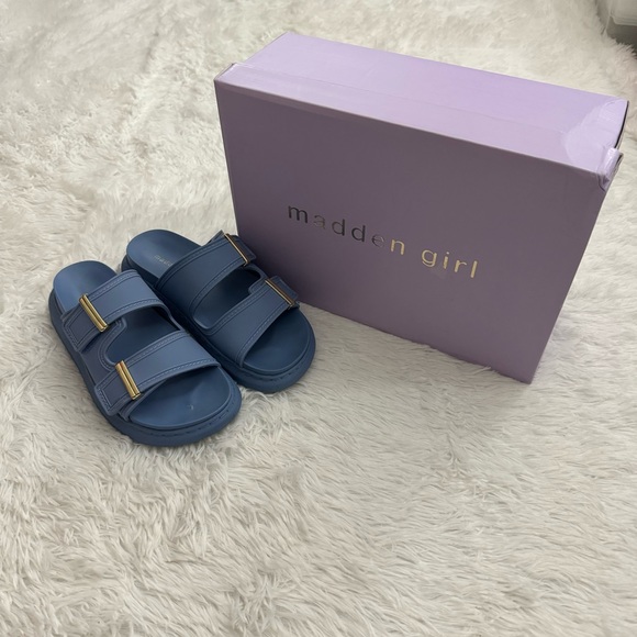 Madden Girl Shoes Euc Madden Girl Kingsley Footbed Slip On Buckle